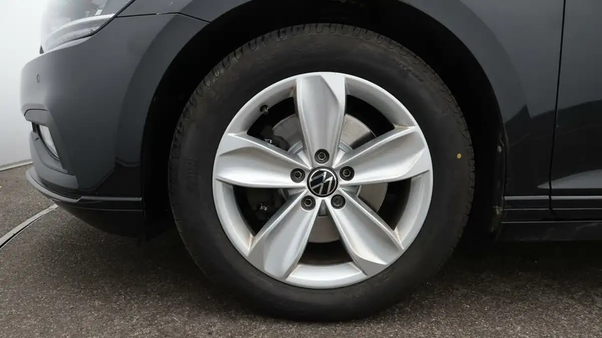 2022-volkswagen-passat-20tdi-se-nav-150ps-estate-5d-dsg-big-18