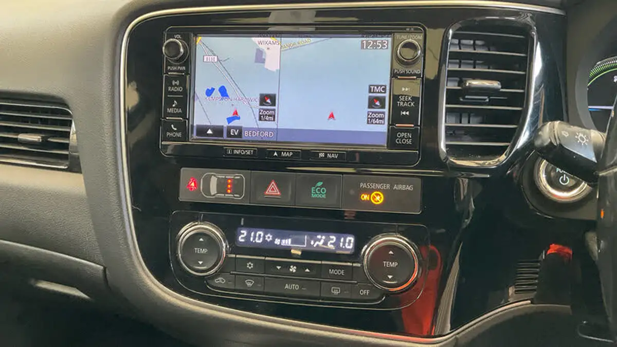 2016-mitsubishi-outlander-20-4h-phev-big-5