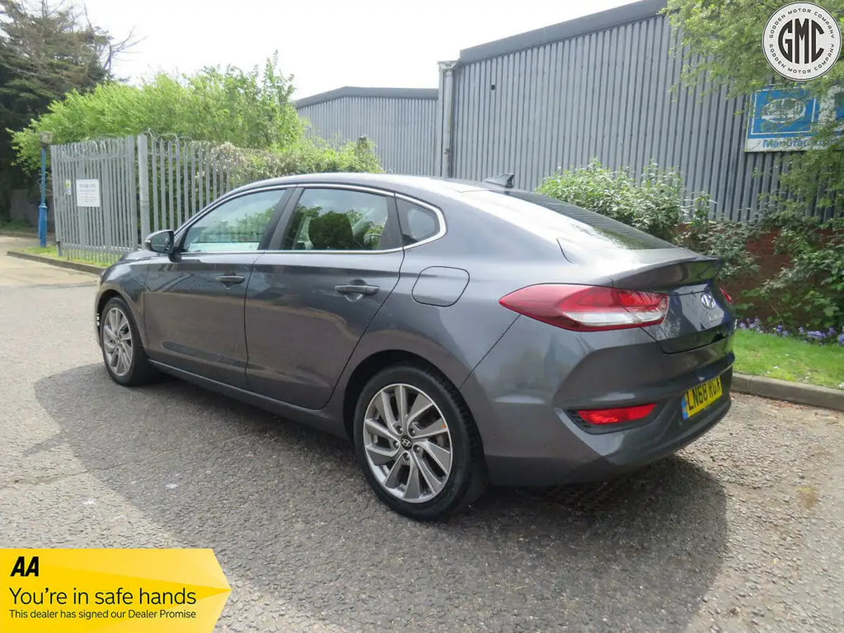 2018-hyundai-i30-14-t-gdi-se-nav-isg-fastback-dct-big-3