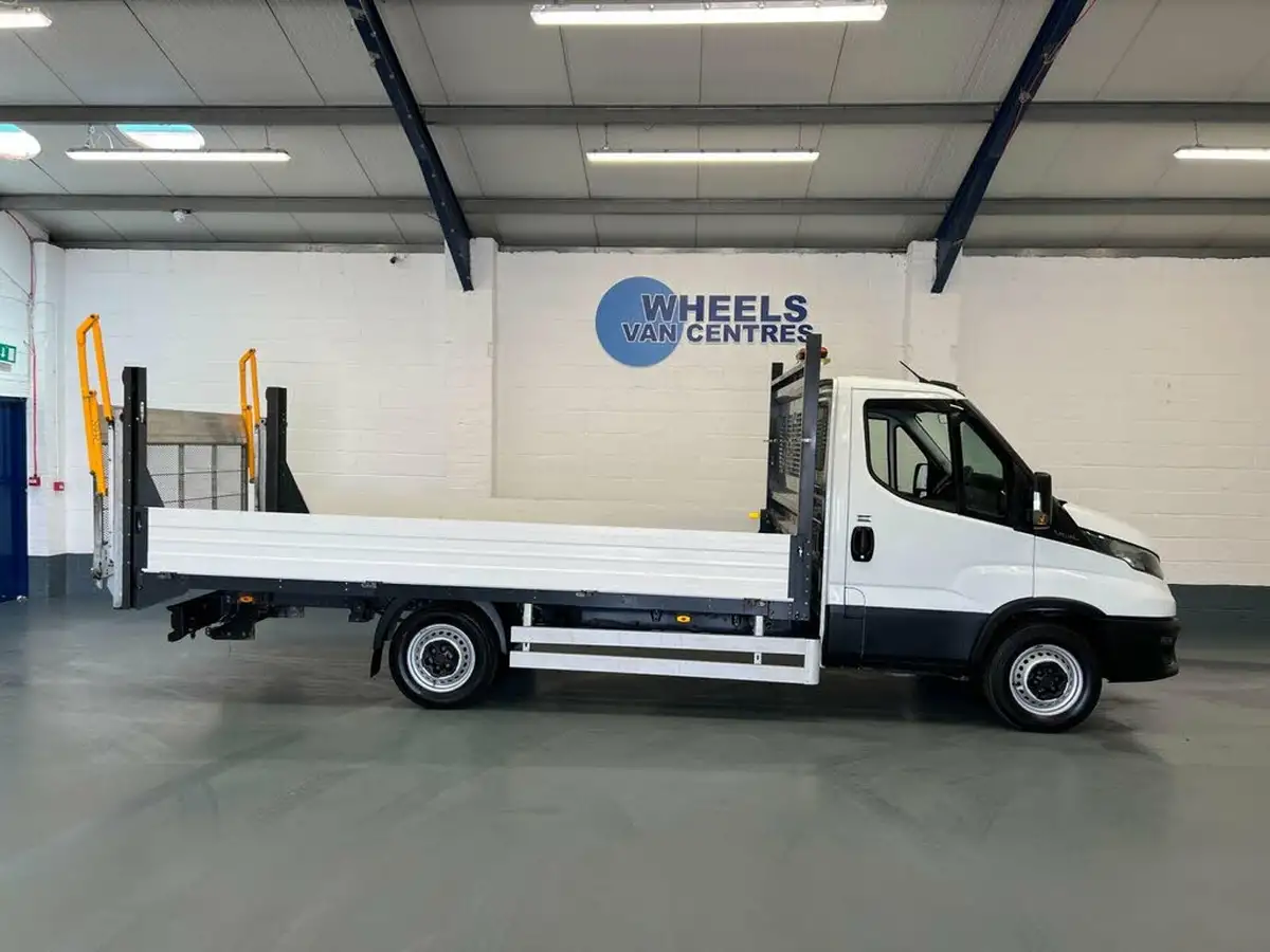 2023-iveco-daily-s-class-23td-35s14-3000-chassis-cab-big-7