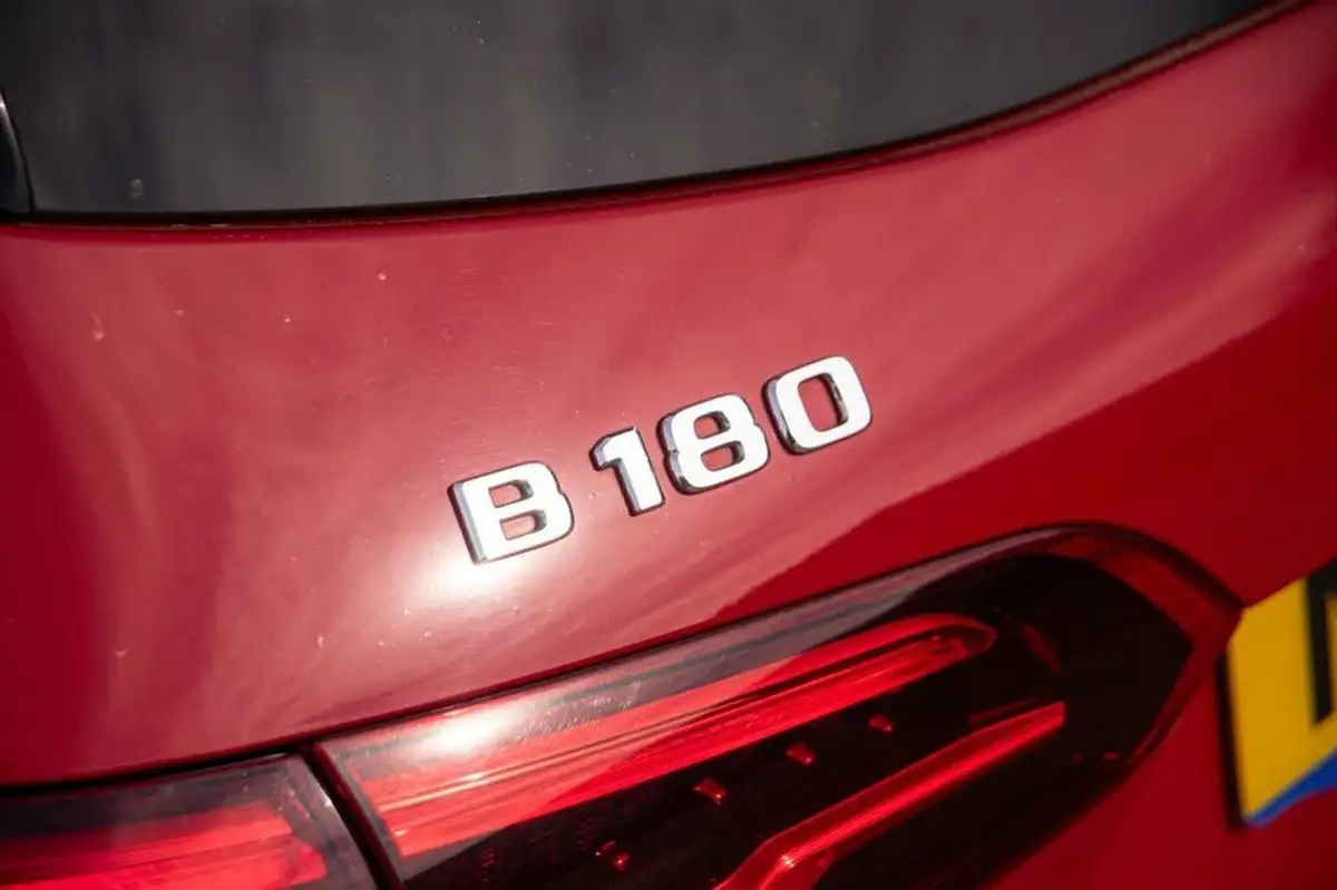 2020-mercedes-benz-b-class-13-b180-amg-line-7g-dct-big-7