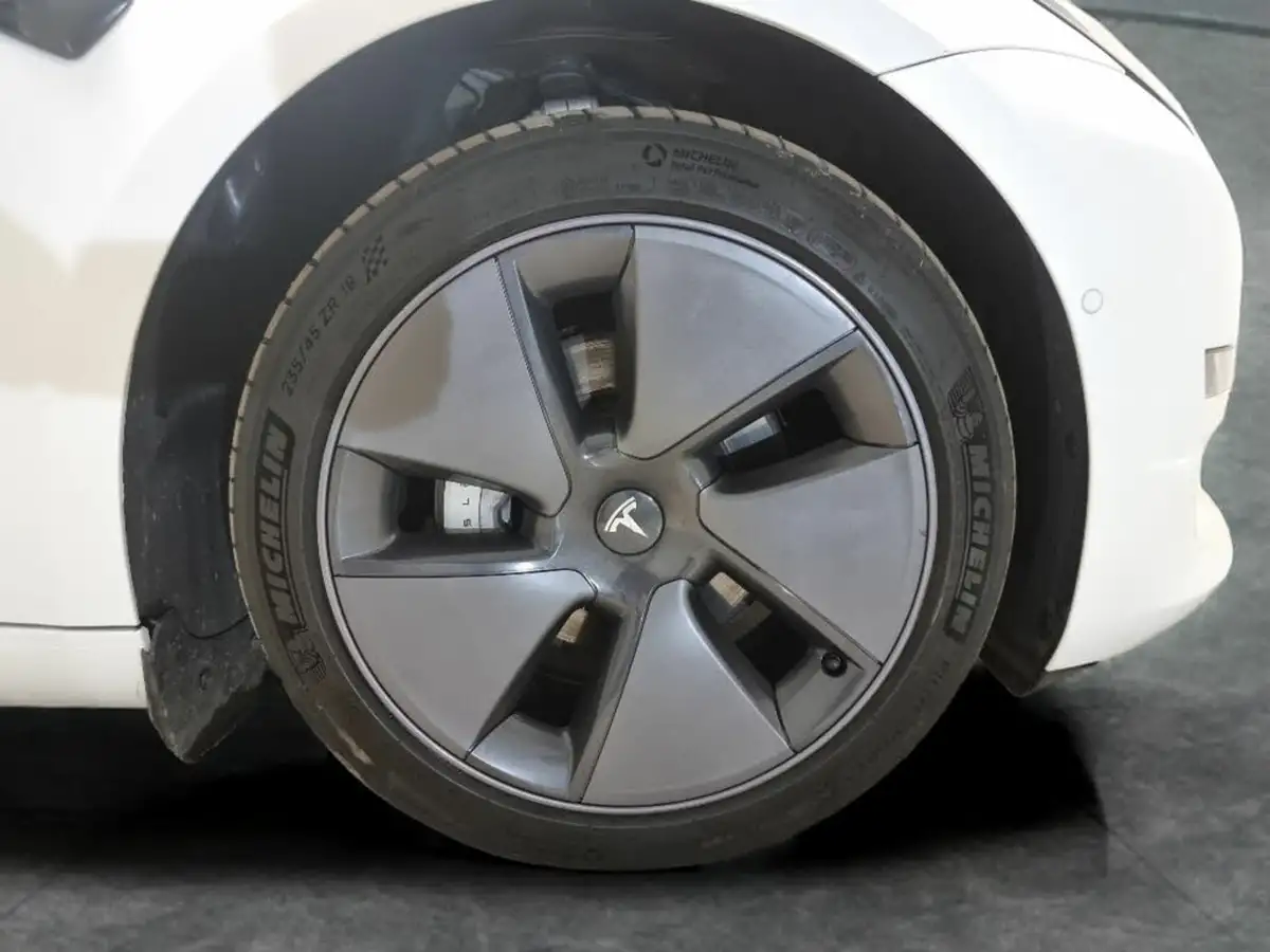 2022-tesla-model-3-e-long-range-big-29
