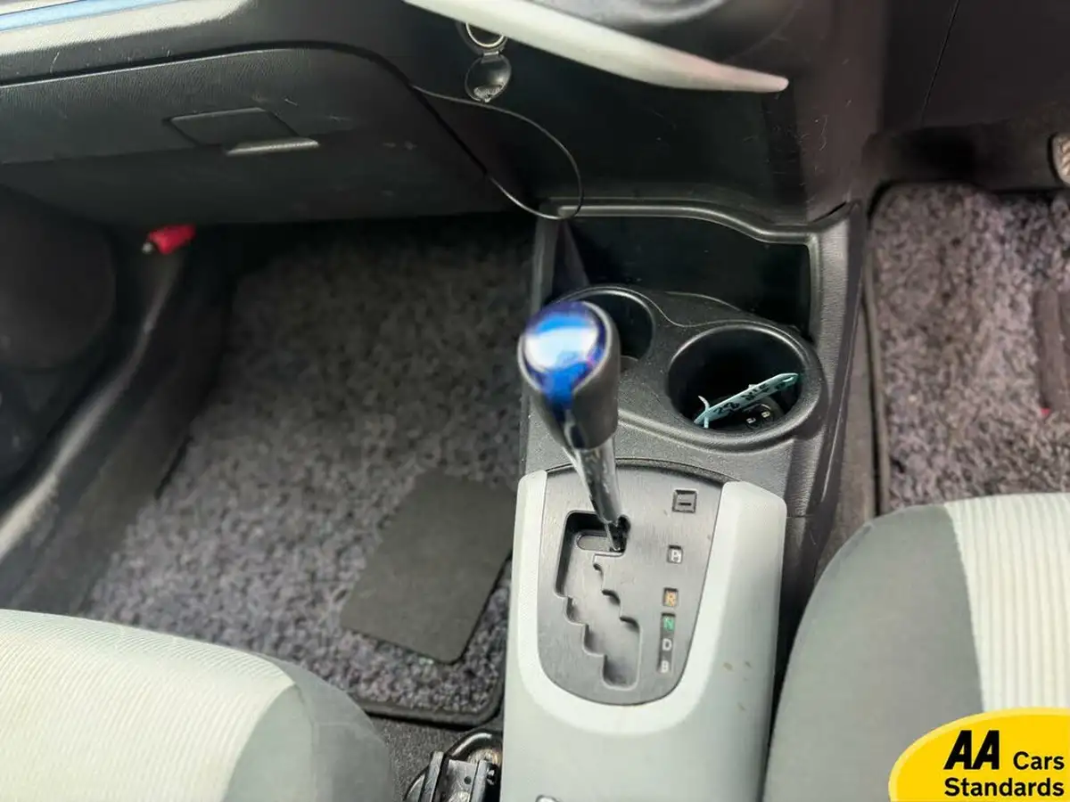 2014-toyota-yaris-big-8
