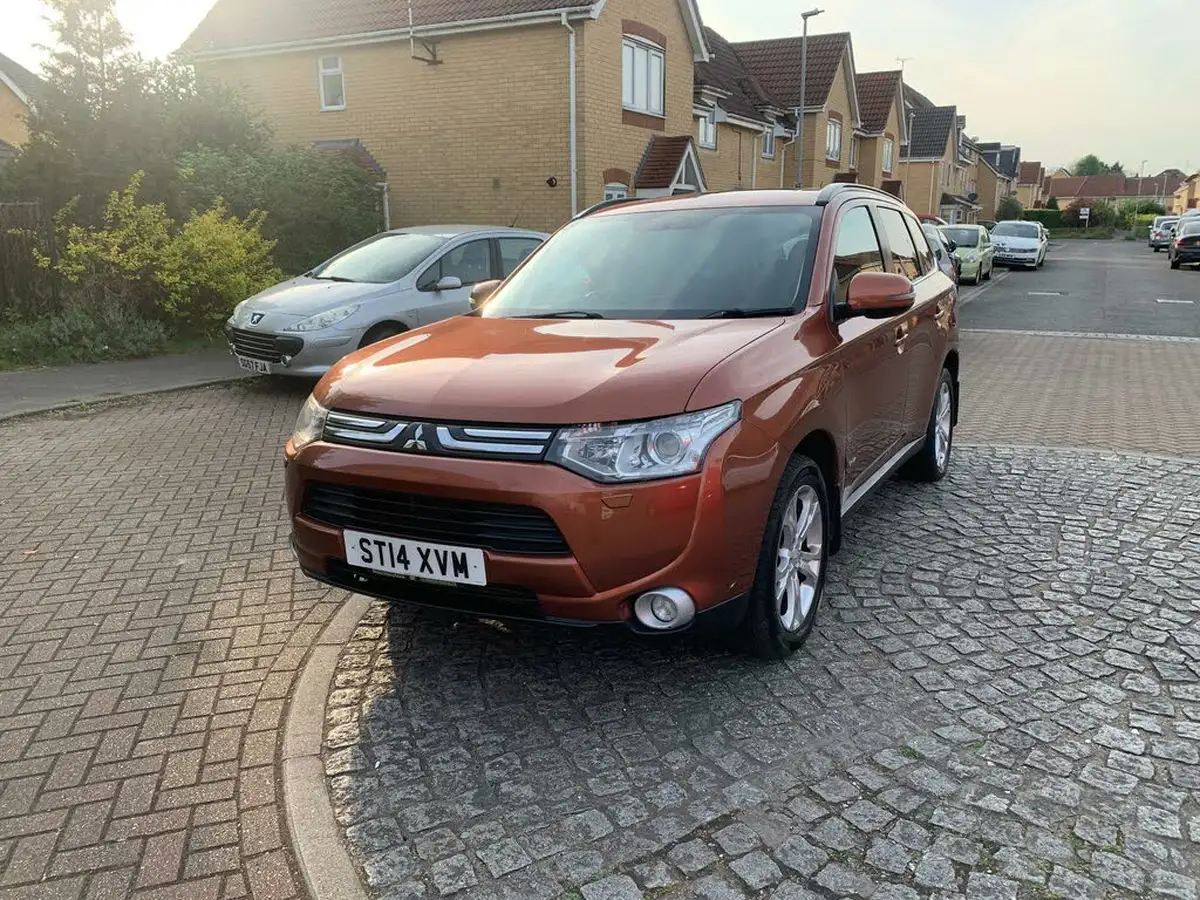 2014-mitsubishi-outlander-22di-d-gx4-big-16