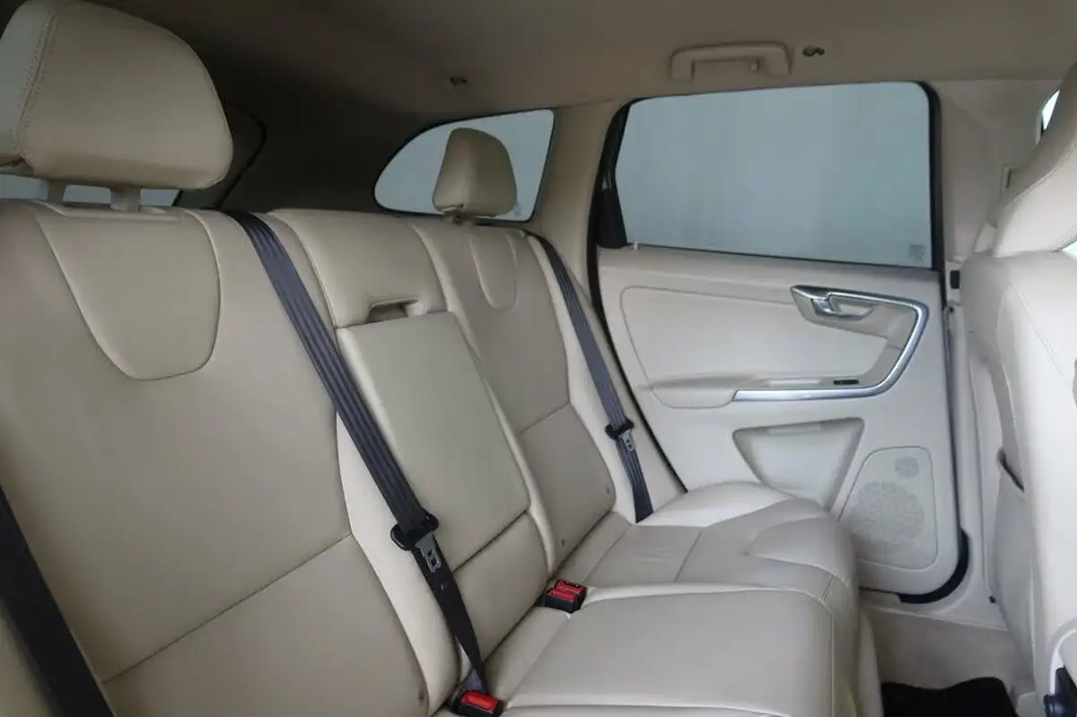 2015-volvo-xc60-24td-d5-se-lux-220bhp-ss-geartronic-big-13