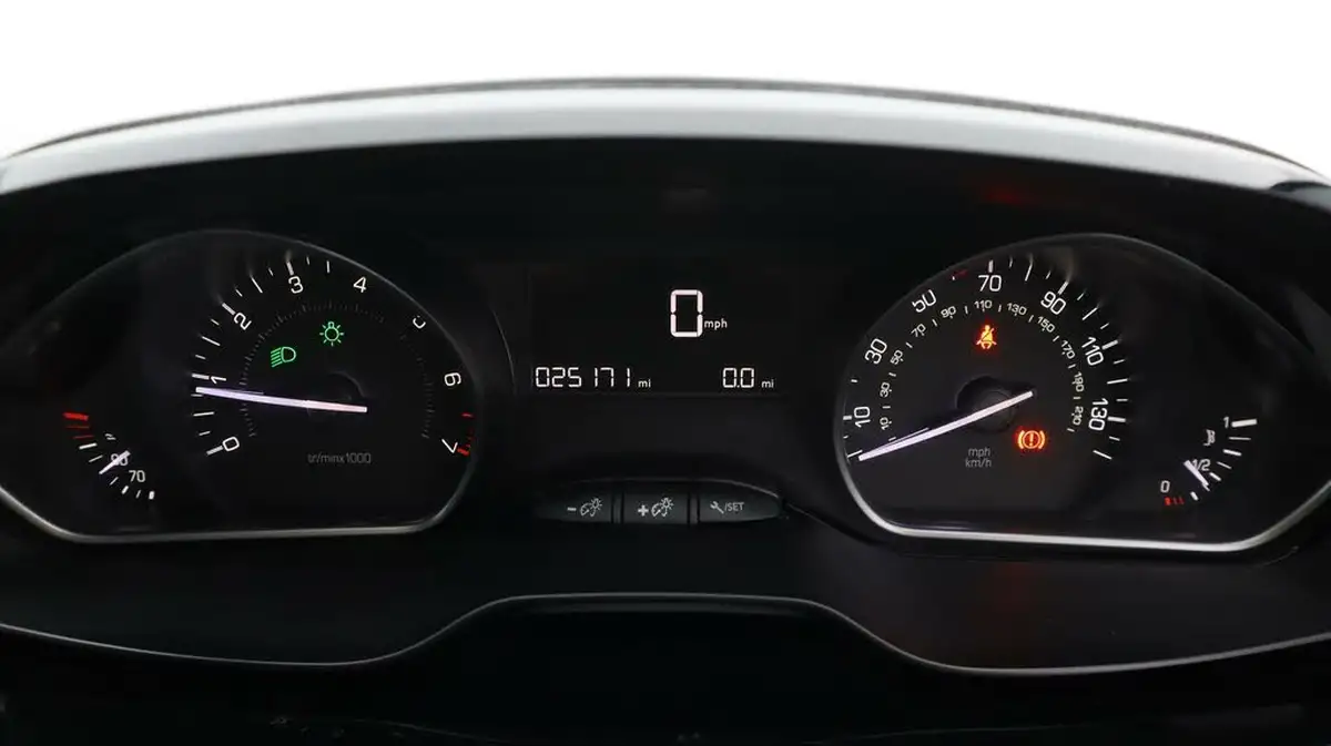 2019-peugeot-2008-suv-12-puretech-signature-82bhp-big-10