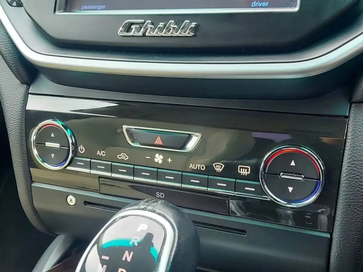 2015-maserati-ghibli-30td-big-43