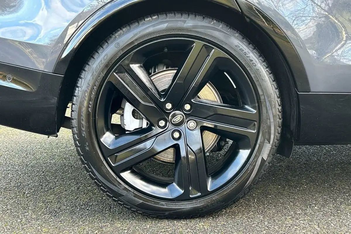2024-land-rover-discovery-30-d300-dynamic-hse-big-23