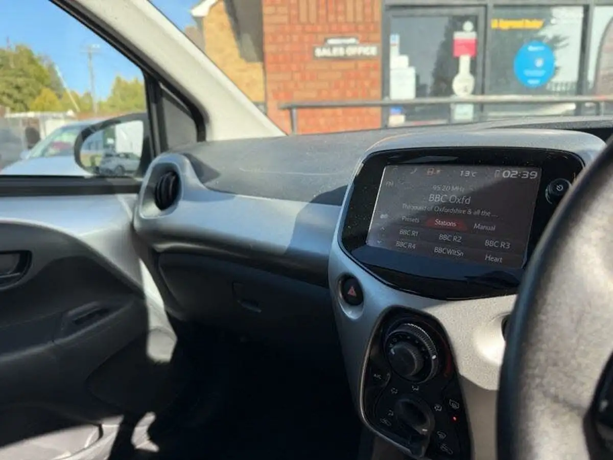 2015-toyota-aygo-10-vvt-i-x-play-5d-big-16