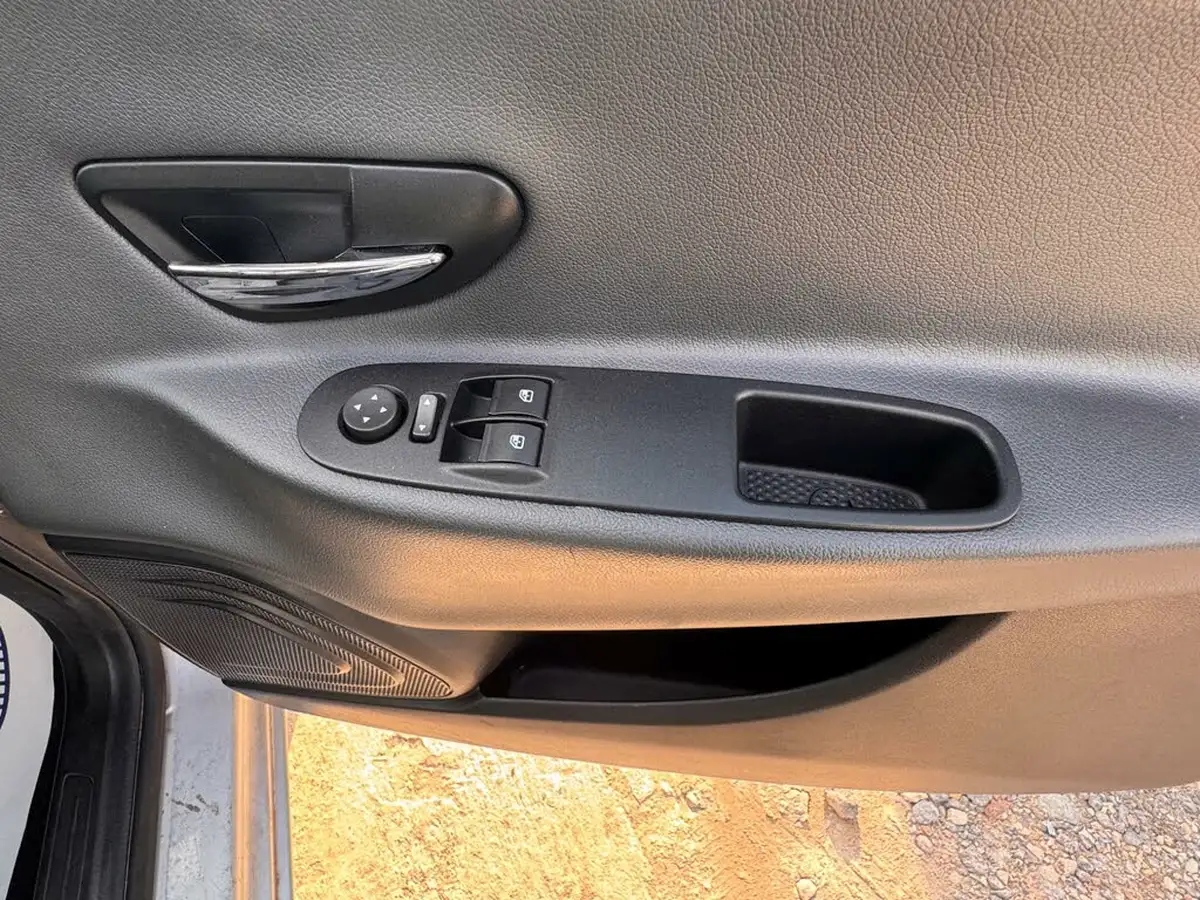 2011-chrysler-ypsilon-12-s-big-11