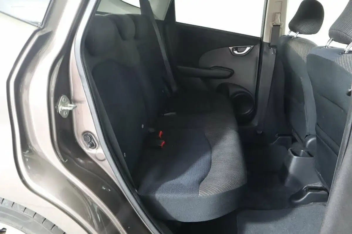 2013-honda-jazz-14-es-plus-big-31