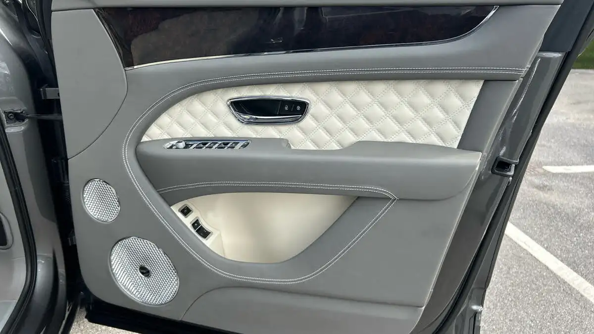 2024-bentley-bentayga-40-v8-big-19