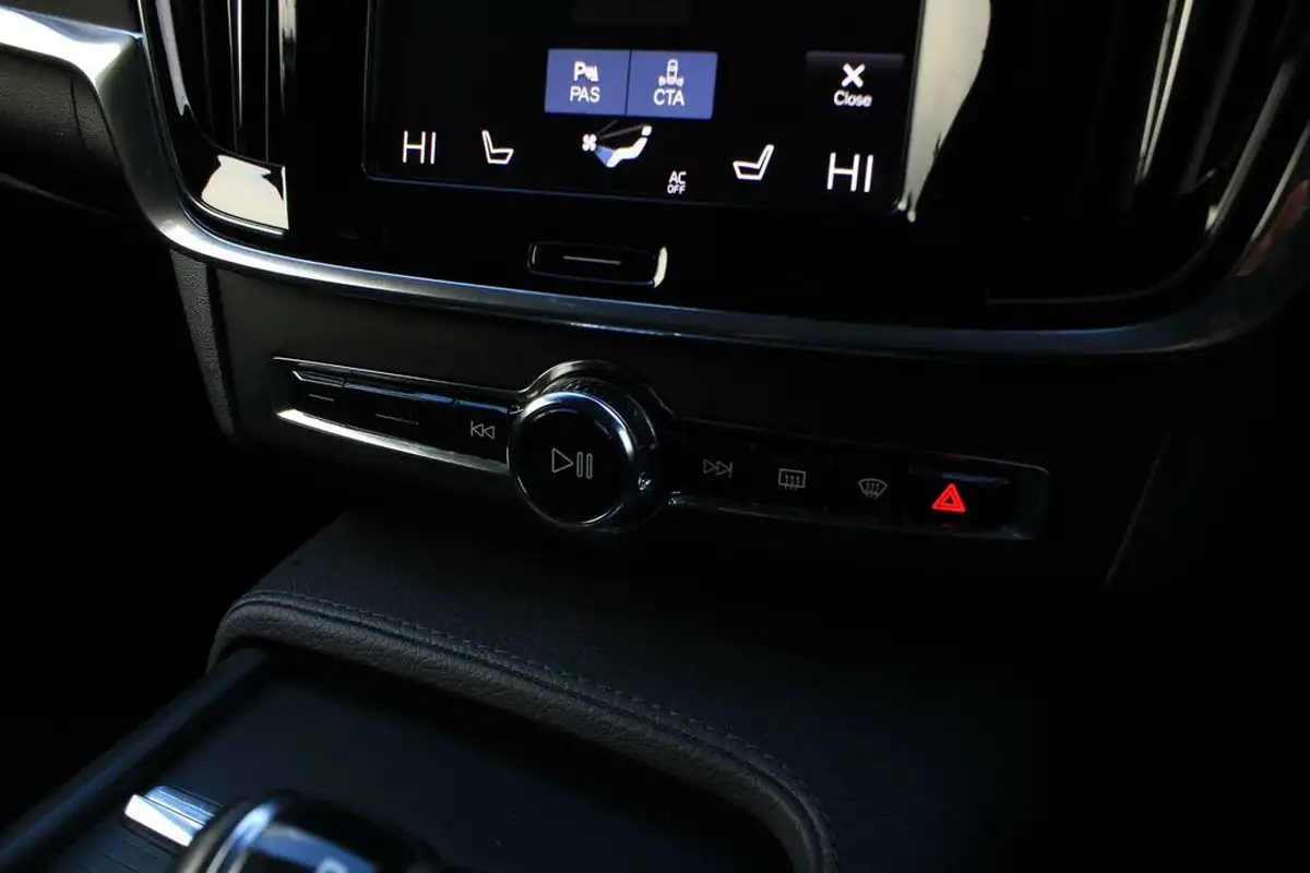 2019-volvo-v90-20td-d5-cross-country-plus-big-20
