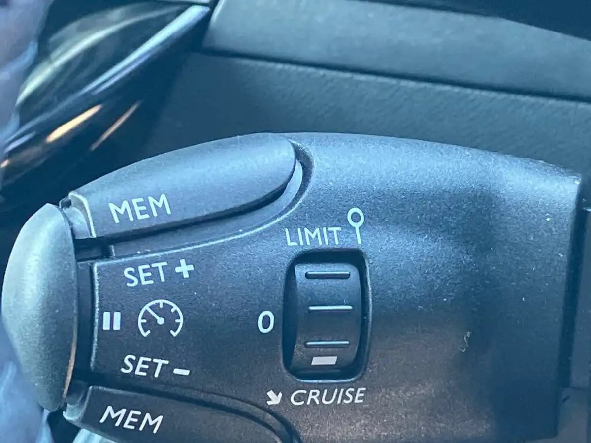 2024-peugeot-2008-suv-e-allure-136ps-50kwh-big-39