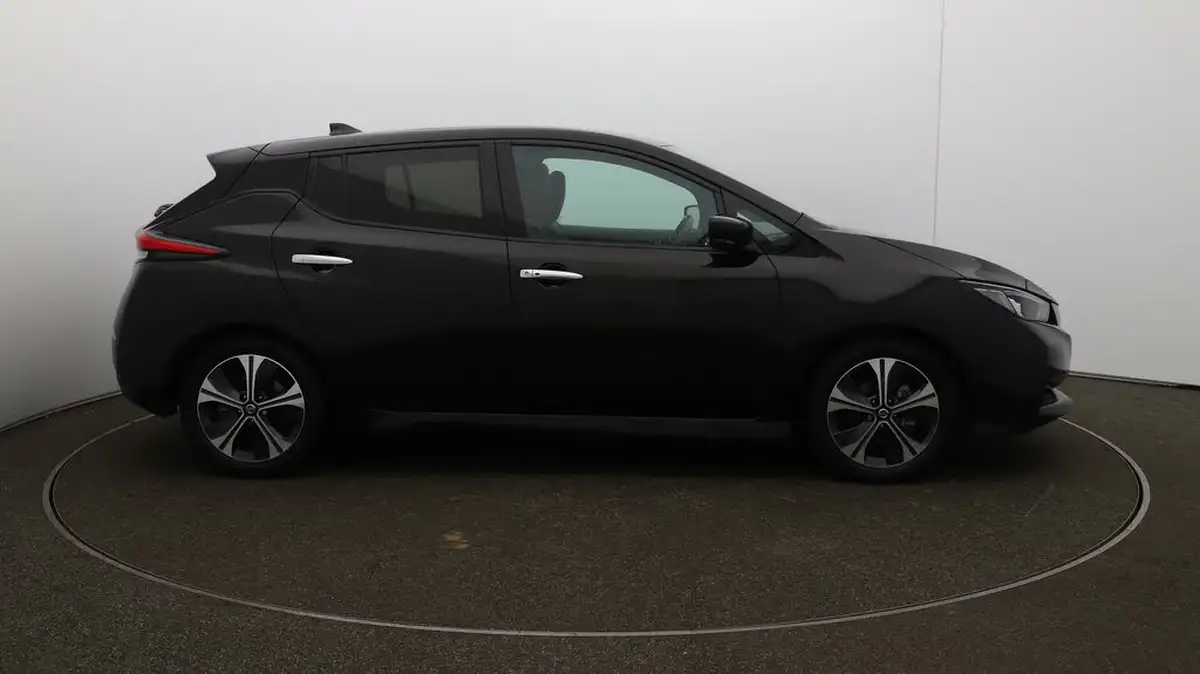 2021-nissan-leaf-e-tekna-big-41