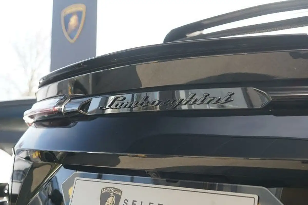 2023-lamborghini-urus-40-no-trim-big-15