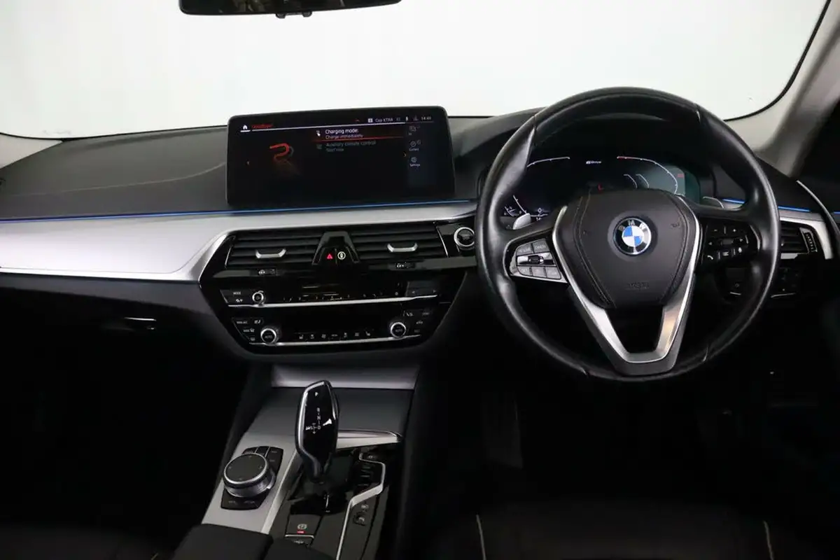 2022-bmw-5-series-20-530e-se-saloon-4d-big-15