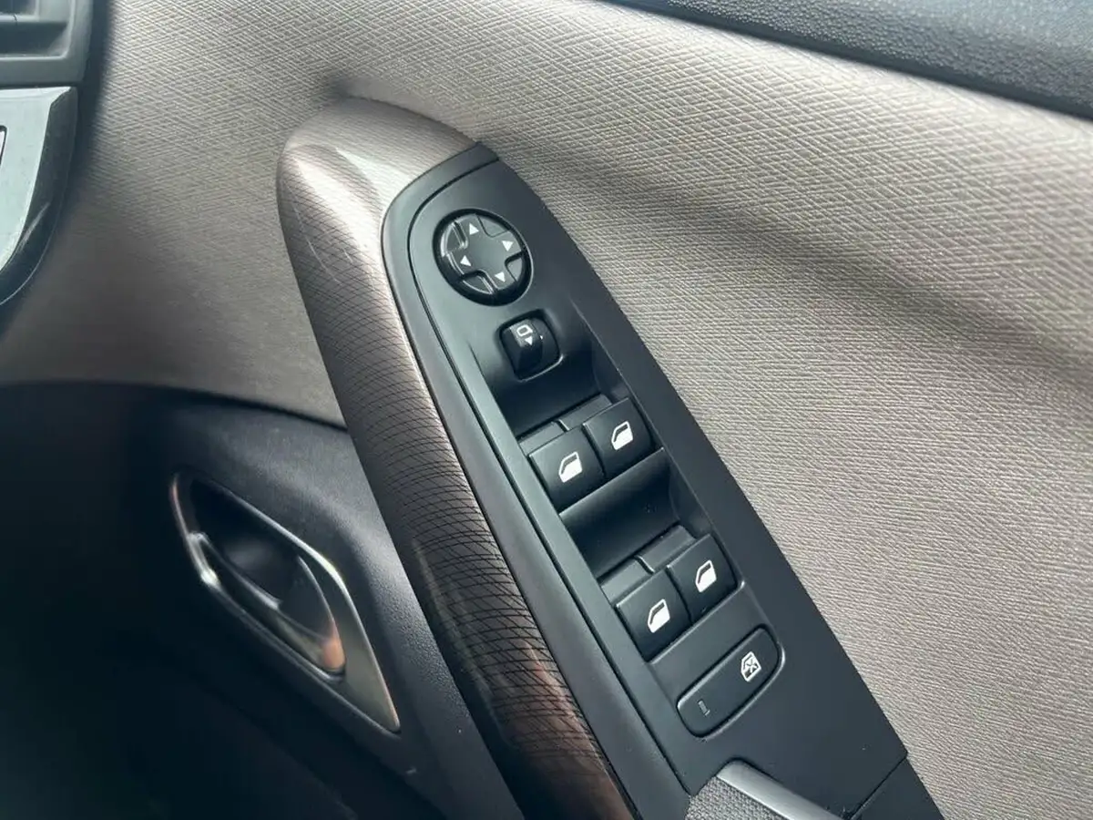 2015-citroen-grand-c4-picasso-20bluehdi-exclusive-eat6-big-42