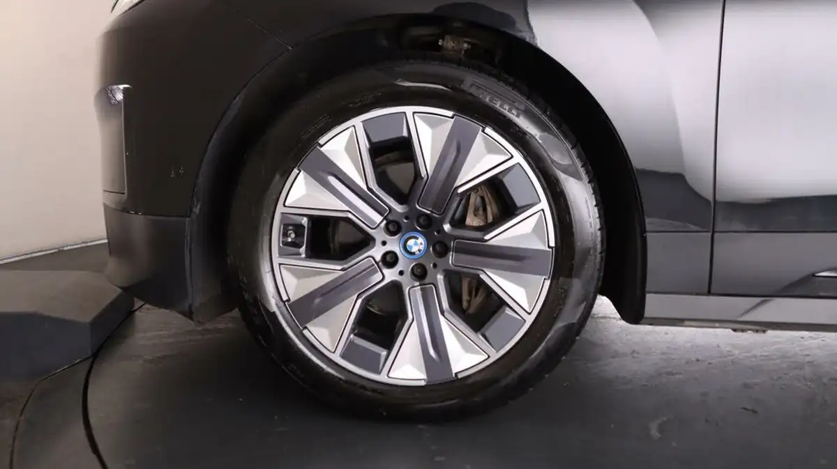2022-bmw-ix-e-xdrive-40-sport-big-18