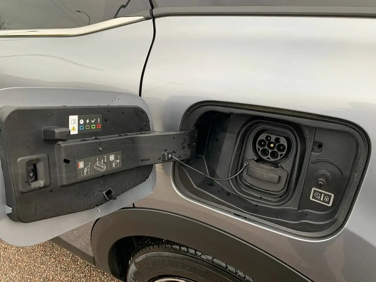 2021-citroen-c4-e-shine-big-21