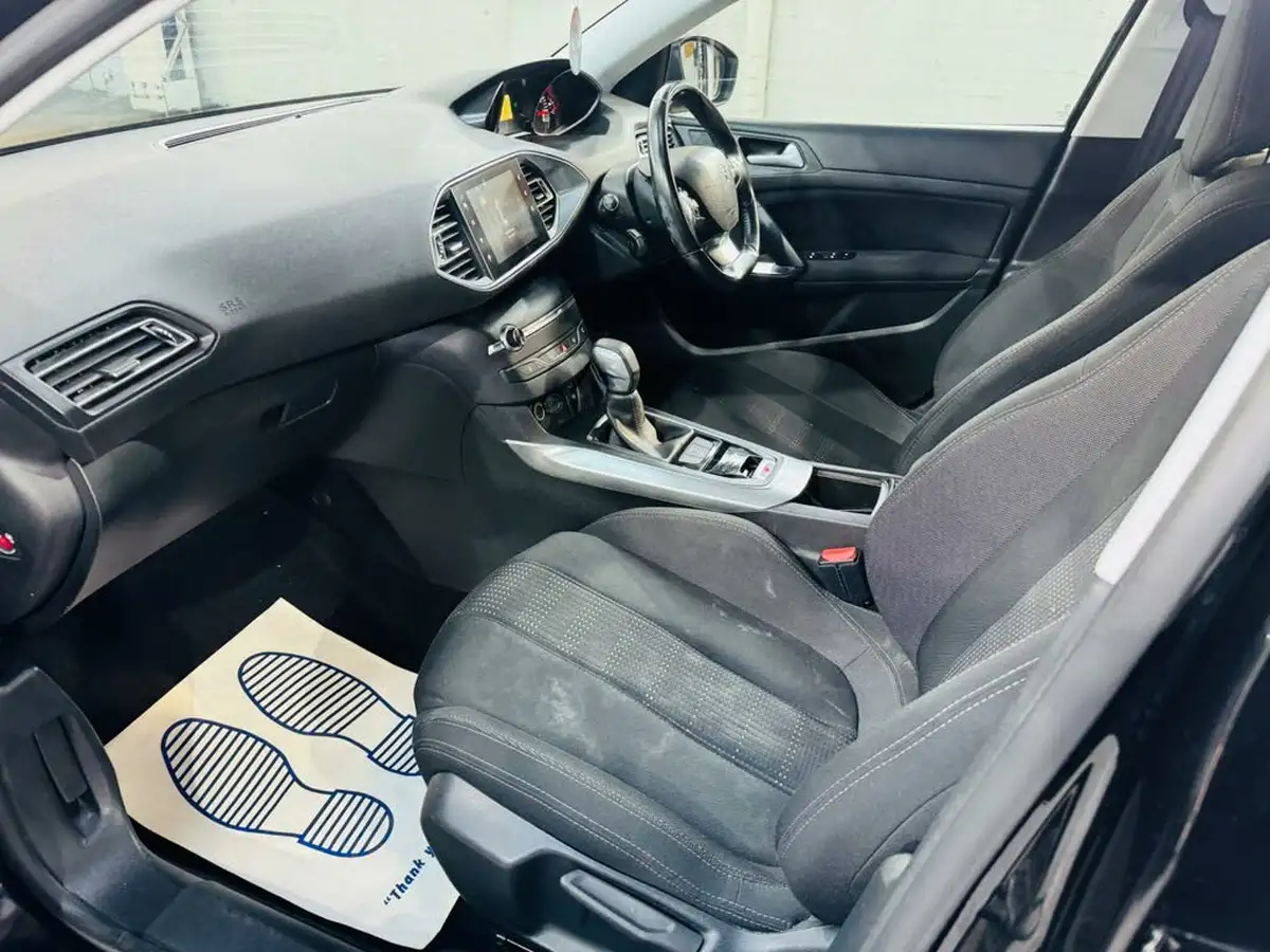 2015-peugeot-308-12-allure-puretech-130bhp-eat6-big-10
