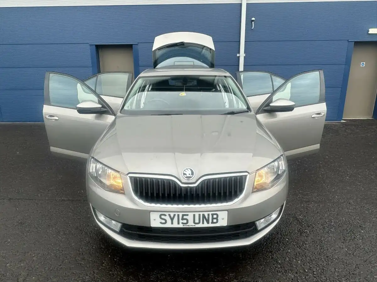 2015-skoda-octavia-16tdi-se-105ps-hatchback-big-13