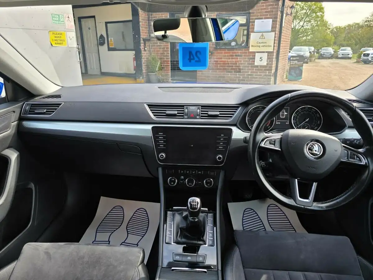 2018-skoda-superb-20tdi-scr-se-technology-hatchback-big-9