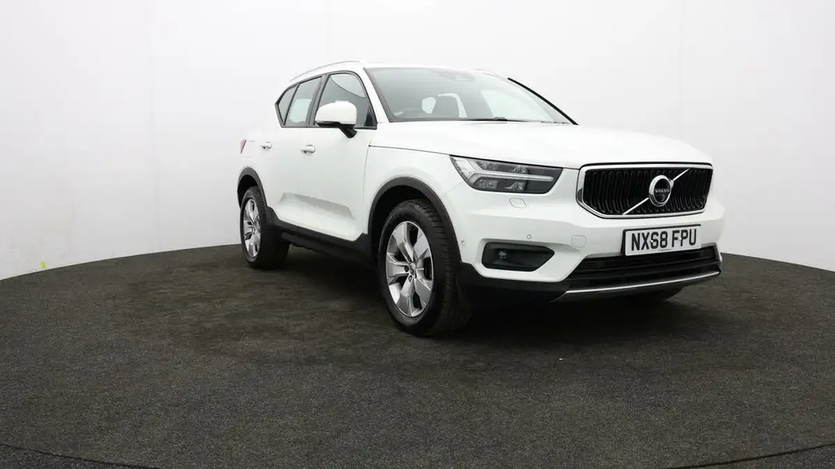 2018-volvo-xc40-20td-d3-momentum-pro-geartronic-big-0