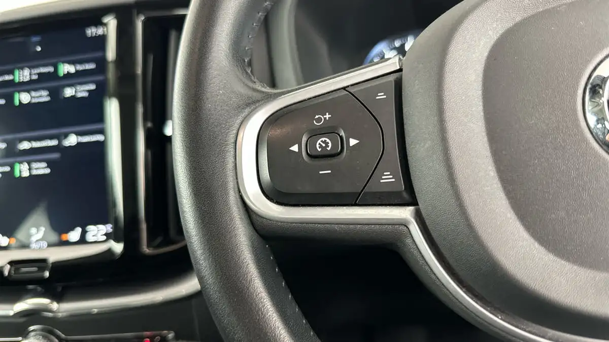 2020-volvo-xc60-20-b5-momentum-big-26
