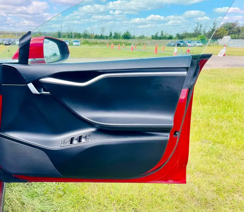2015-tesla-model-s-e-p85d-nav-big-23