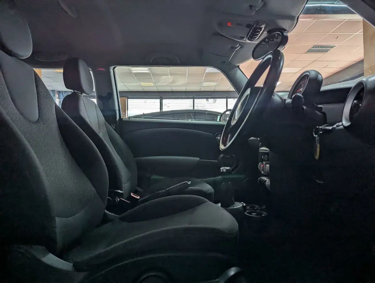 2009-mini-cooper-16-cooper-120bhp-hatchback-3d-big-10