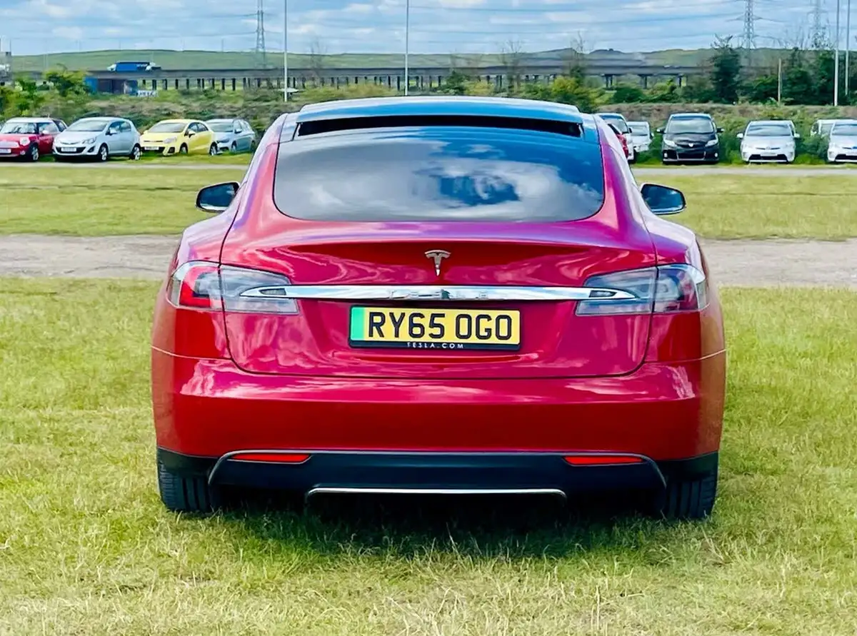 2015-tesla-model-s-e-p85d-nav-big-3