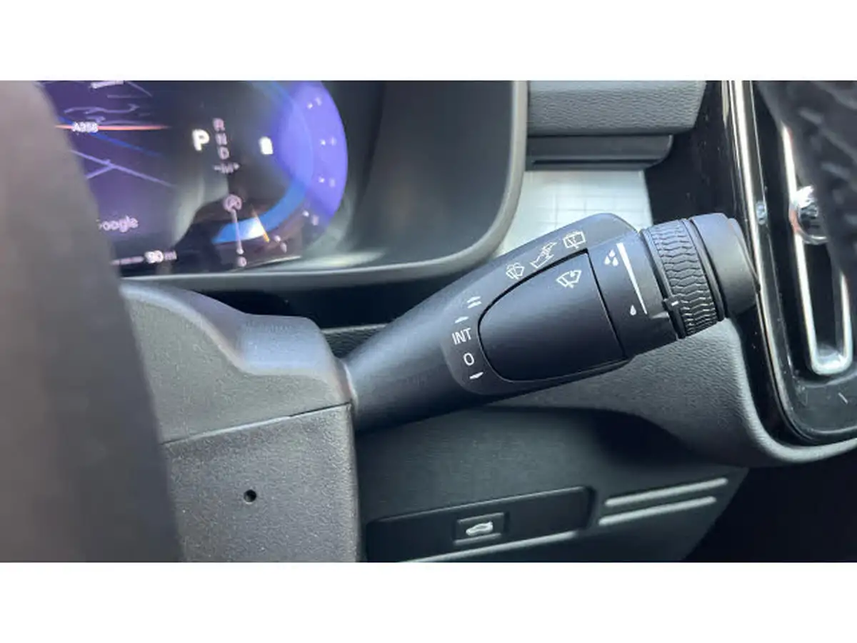 2023-volvo-xc40-20-b3-plus-big-24