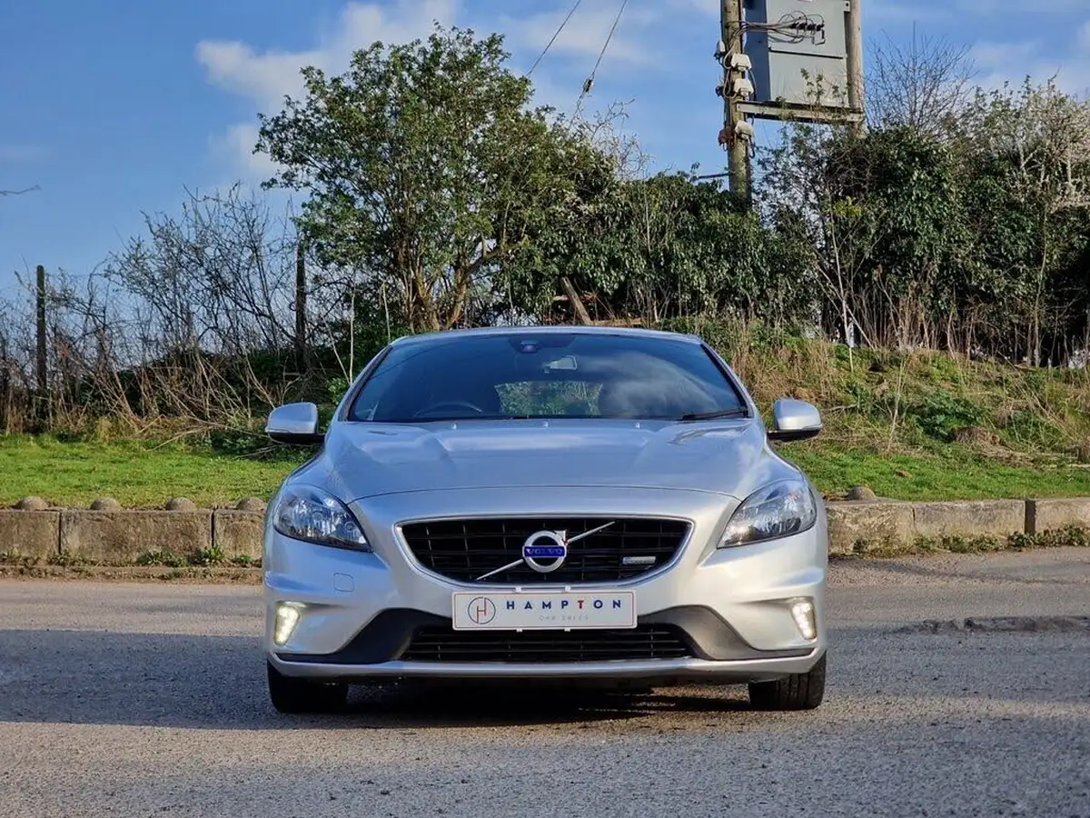 2014-volvo-v40-16td-d2-r-design-big-1