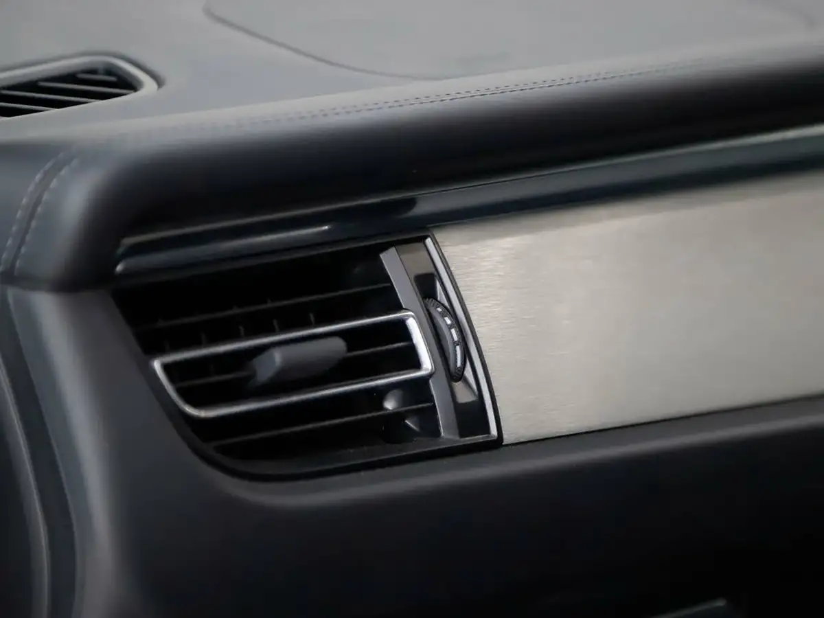 2023-porsche-macan-20-big-36