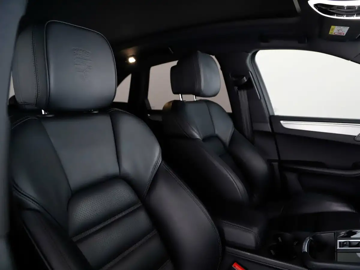 2023-porsche-macan-20-big-12