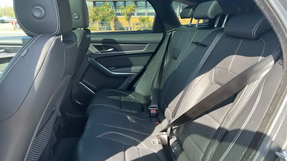 2022-jaguar-f-pace-20-p250-r-dynamic-black-big-3