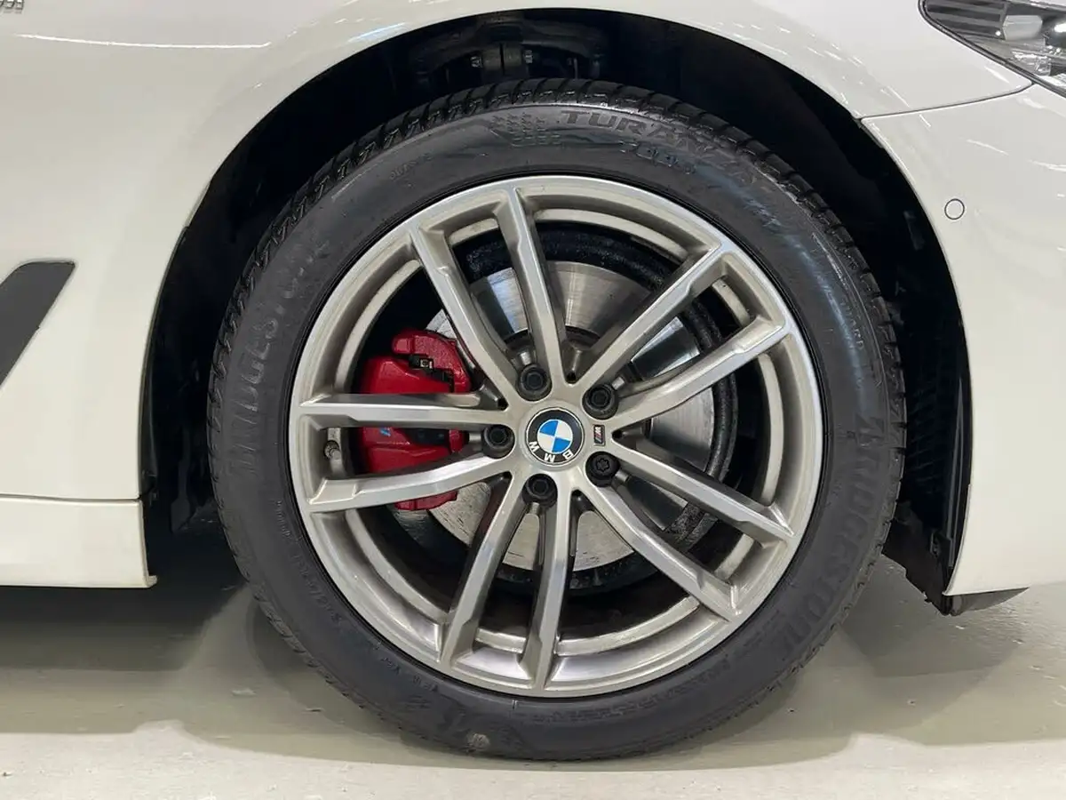 2019-bmw-5-series-big-55