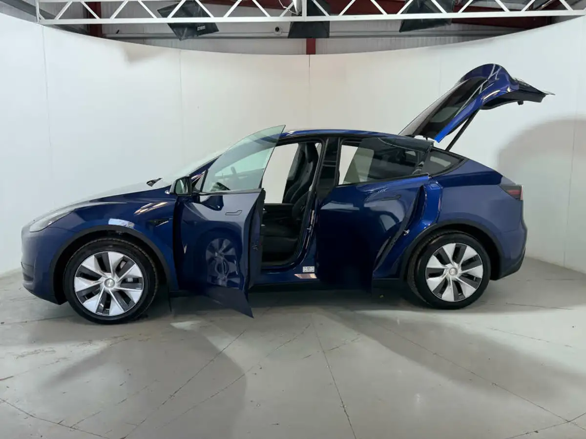 2023-tesla-model-y-e-rwd-big-28
