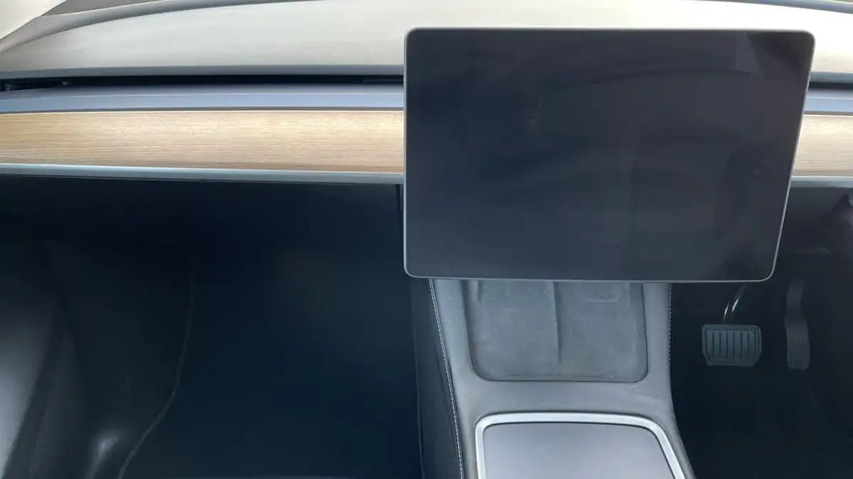 2022-tesla-model-y-e-long-range-big-11