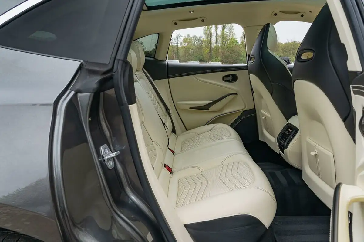 2020-aston-martin-dbx-40-v8-big-28