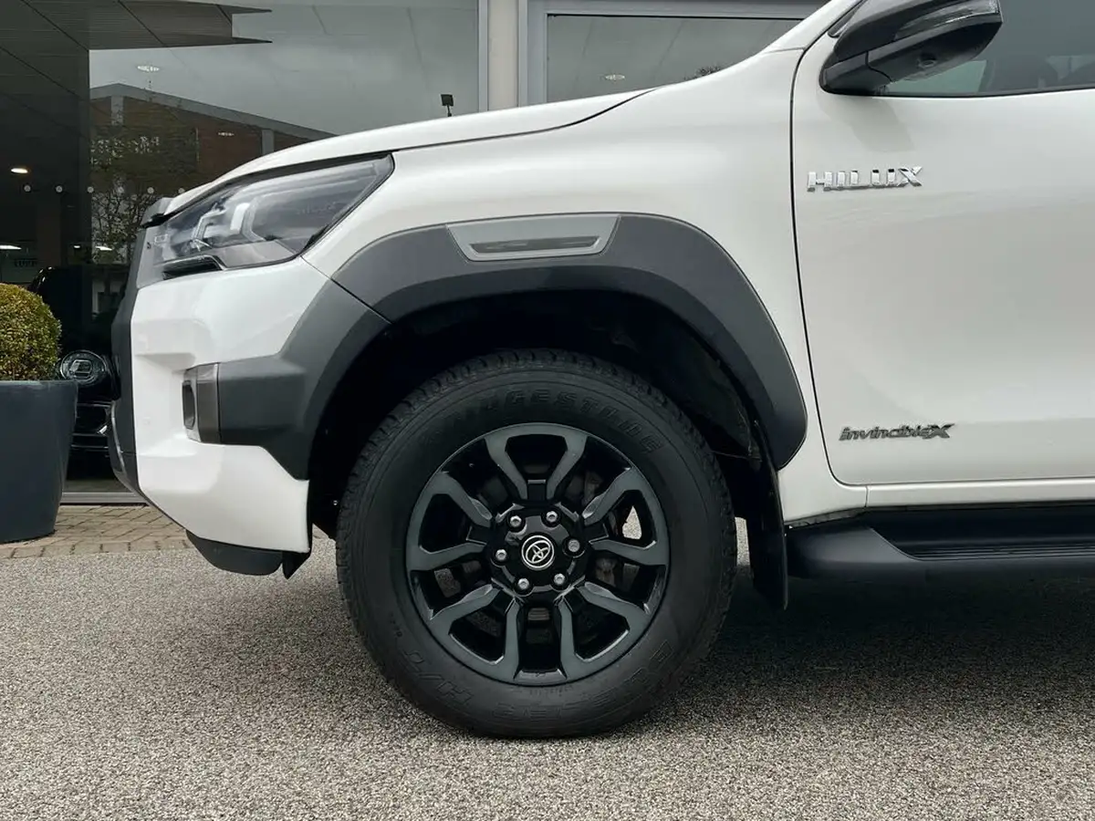 2023-toyota-hi-lux-28d-4d-invincible-x-2754cc-auto-big-2