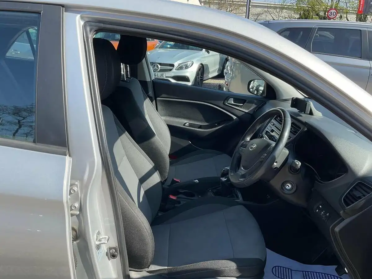 2018-hyundai-i20-12-se-hatchback-5d-big-17