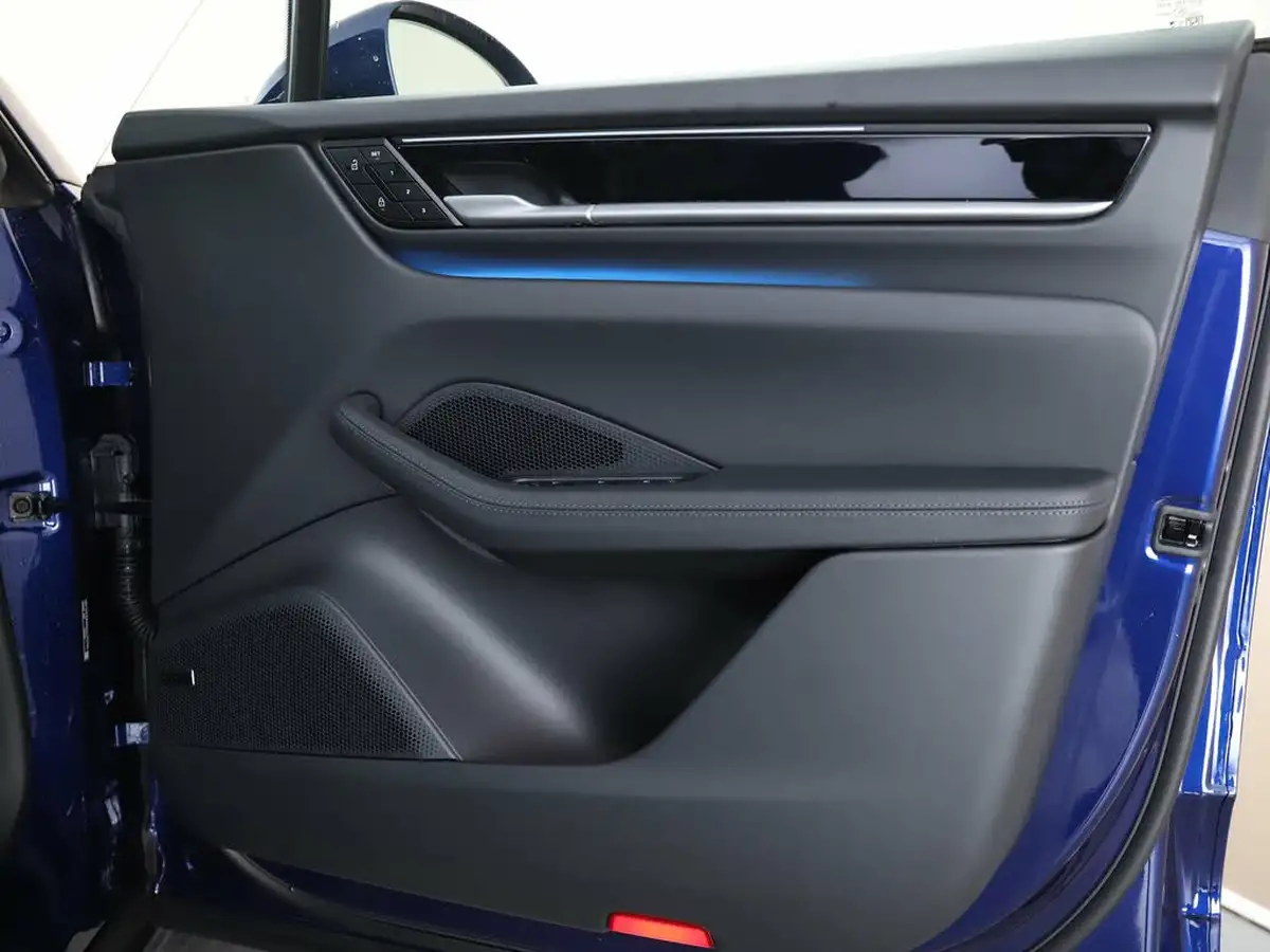 2025-porsche-macan-e-electric-big-16