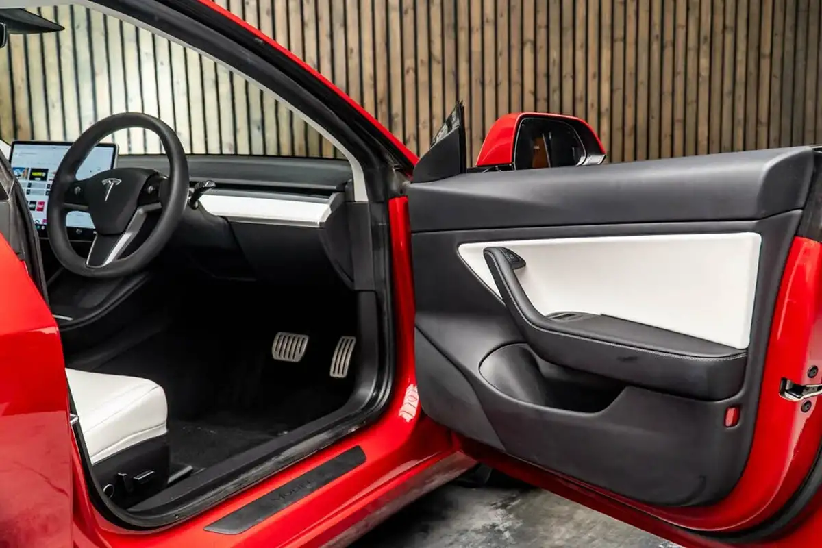 2020-tesla-model-3-e-performance-big-30