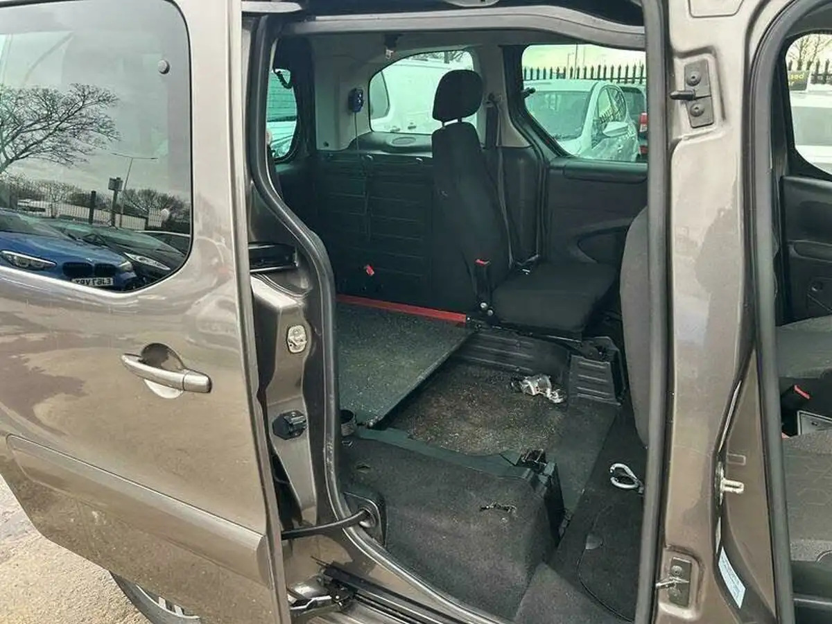 2018-peugeot-partner-big-27