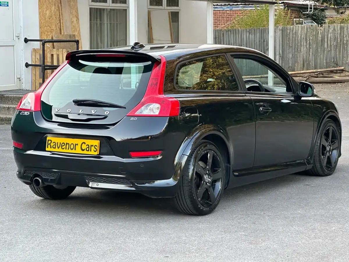 2012-volvo-c30-20-r-design-big-11
