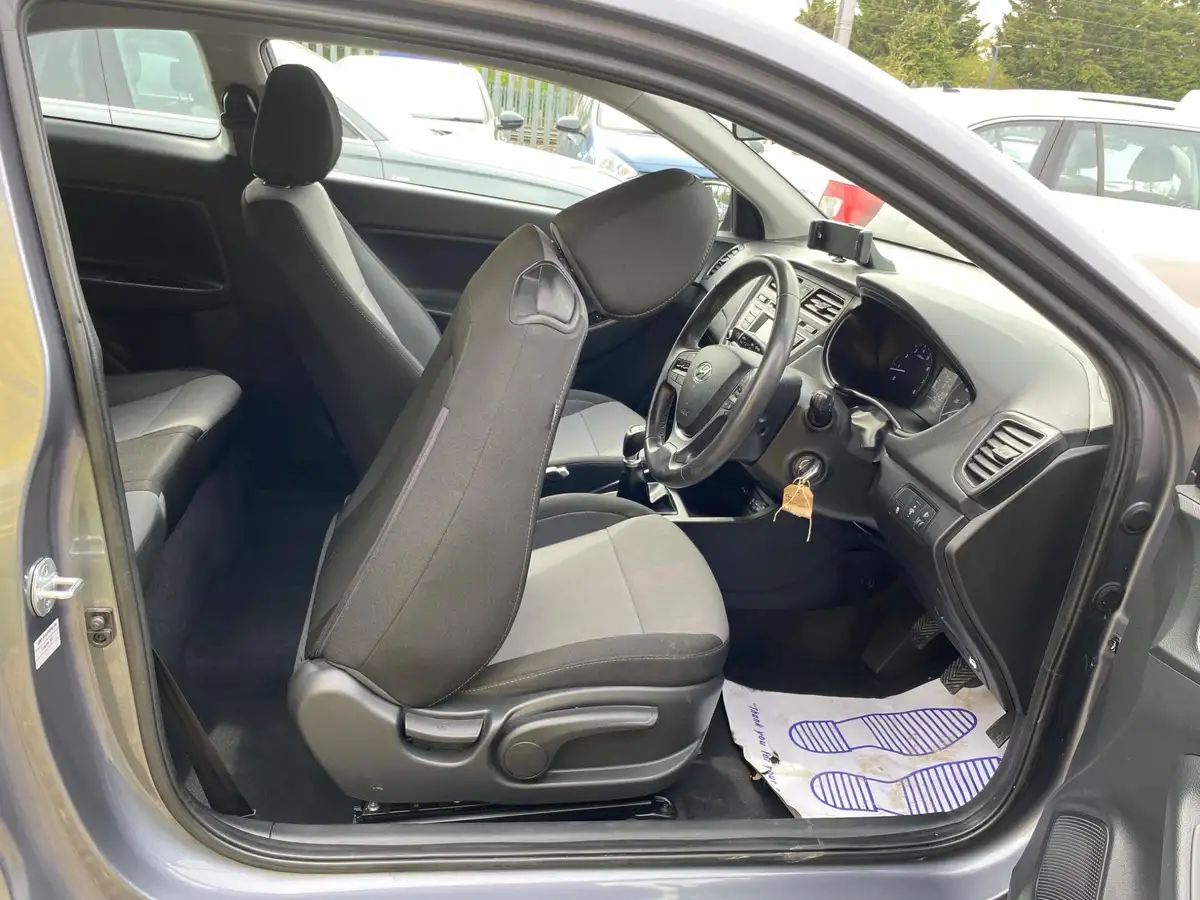 2016-hyundai-i20-12-se-coupe-3d-big-17