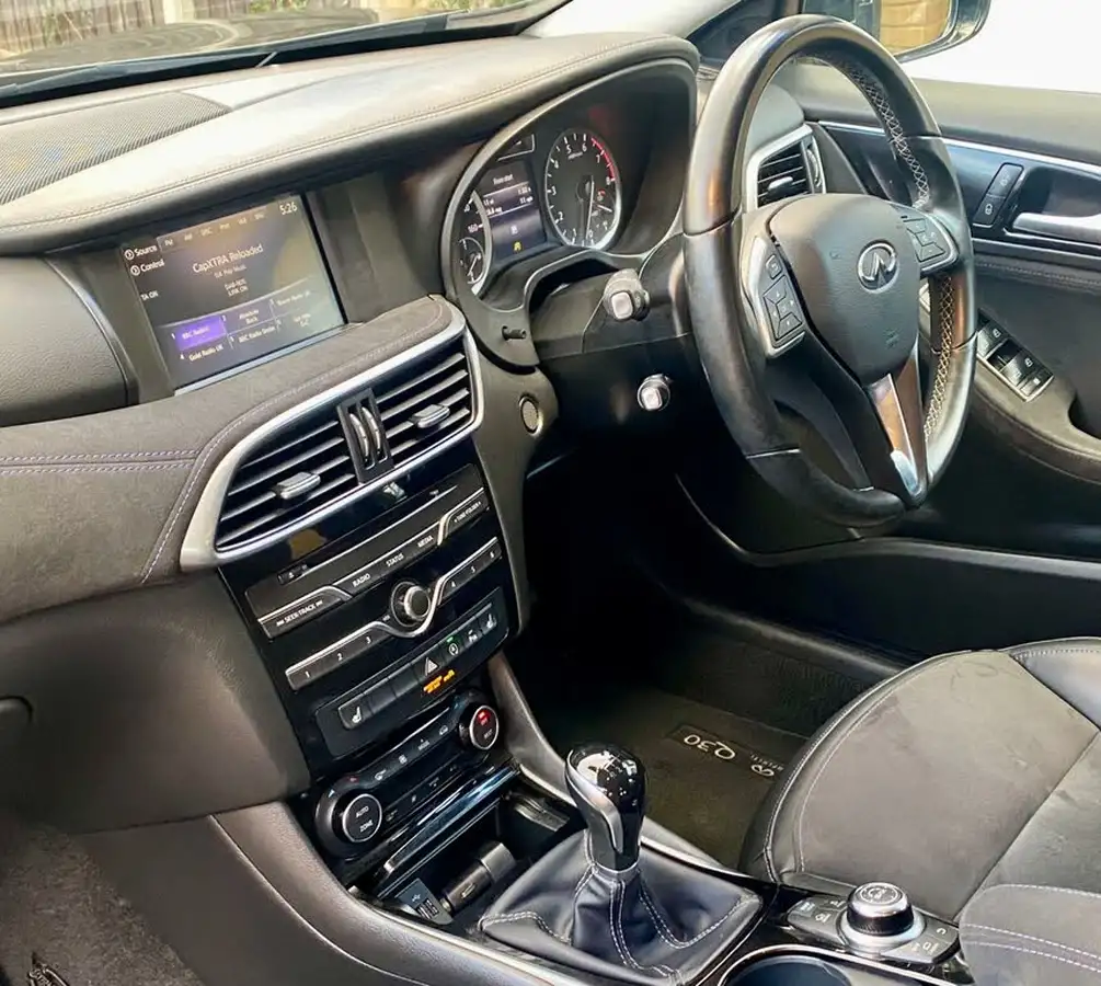 2017-infiniti-q30-16-city-black-big-14