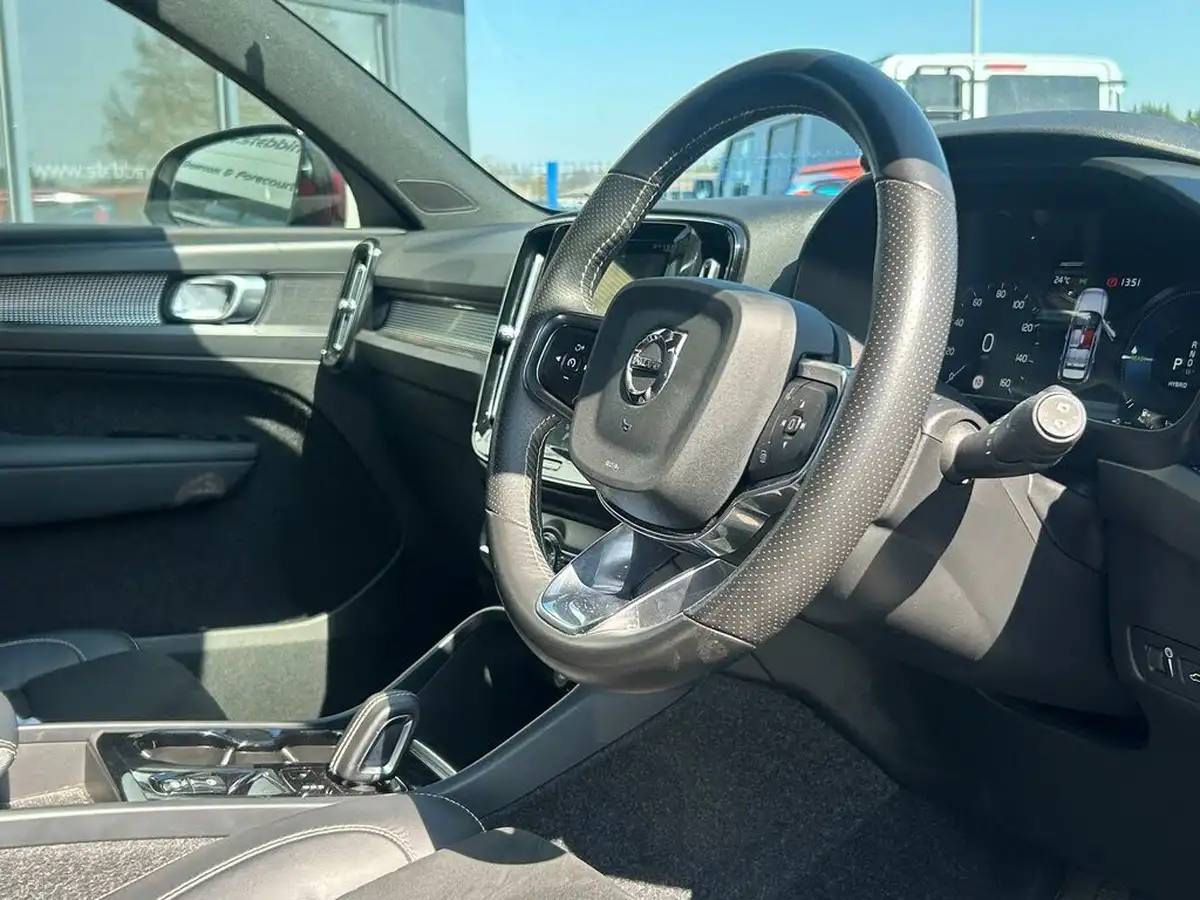 2021-volvo-xc40-15-t4-r-design-211bhp-big-1